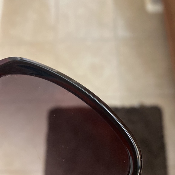 Gucci sunglasses 😎 - Picture 12 of 13